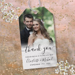 Elegantes Script Wedding Foto Gefallen Vielen Dank Geschenkanhänger<br><div class="desc">Dieses elegante Schwarz-Weiß-Tag mit seinen charakteristischen Stilnamen kann mit Ihrem besonderen Foto personalisiert werden und dank der schicken Schrift-Informationen. Entwickelt von Thisisnotme©</div>