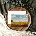 Elegantes Script Wedding Foto Save the Date<br><div class="desc">Mit diesem eleganten Skript-Overlay Save the Date-Karte verkünden Sie Ihren besonderen Tag. Fügen Sie eine Hochzeitswebsite oder zusätzliche Informationen auf der Rückseite.</div>