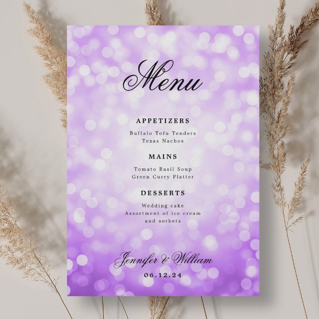 Elegantes Script Wedding Lila Bokeh Lights Menükarte (Elegant Script Wedding Purple Bokeh Lights Menu)