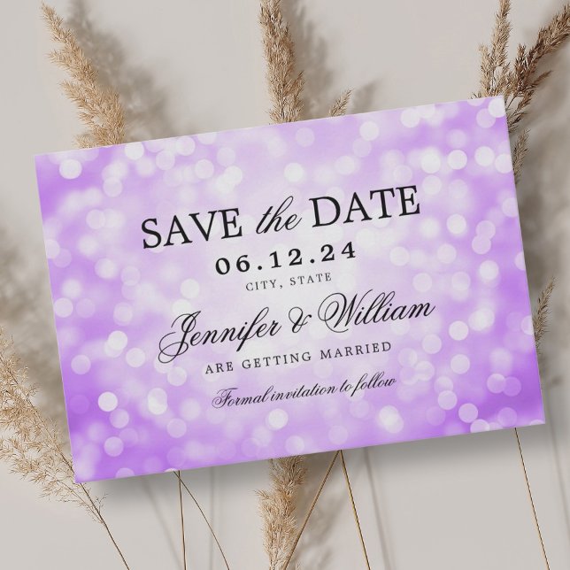 Elegantes Script Wedding Lila Bokeh Lights Save The Date (Elegant Script Wedding Purple Bokeh Lights Save The Date)