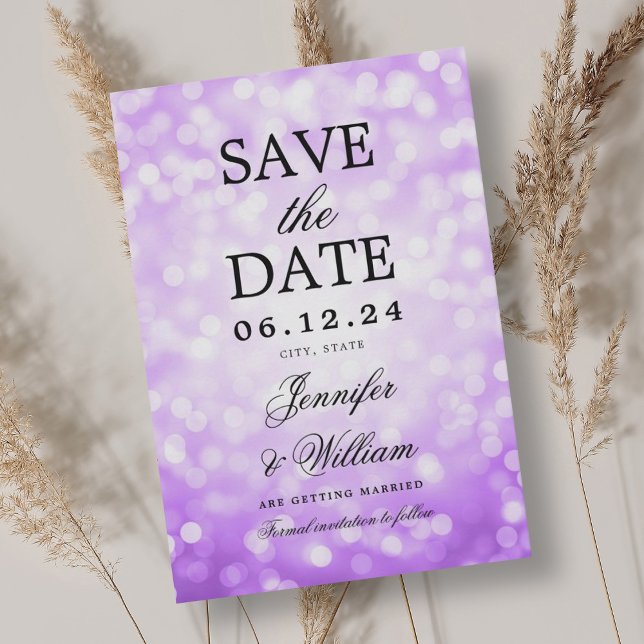 Elegantes Script Wedding Lila Bokeh Lights Save The Date (Elegant Script Wedding Purple Bokeh Lights Save The Date)