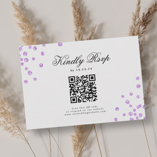 Elegantes Script Wedding QR UAWG Lila Confetti RSVP Karte (Elegant Script Wedding QR RSVP Purple Confetti )