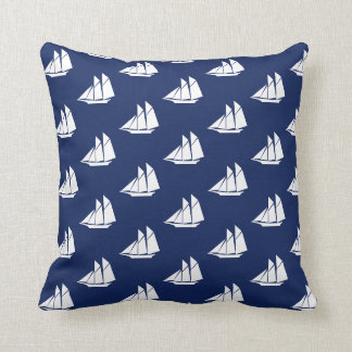 Elegantes Segel-Yacht-Muster auf Blue Kissen
