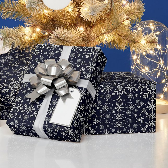Elegantes Silber-Blau-Schneeflockenmuster Geschenkpapier (Von Creator hochgeladen)