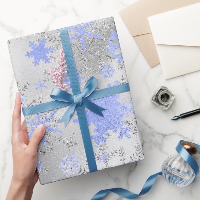 Elegantes Silver Blue Weihnachten Snowflake Muster Geschenkpapier (Schenken)