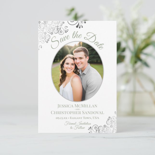 Elegantes Silver Lace Foto Sage on White Wedding Save The Date (Stehend Vorderseite)