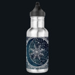 Elegantes Silver Sun Moon Doodle Mandala Blue Desi Edelstahlflasche<br><div class="desc">Dieses wunderschöne, mystische, blaue, silberne und halbmondfarbene Moon Mandala Universe Thema Ästhetische Gestaltung ist perfekt für Wohngestaltung, Alltagsbekleidung oder besondere Anlässe verzaubert Dekoration. Hübsches, weißliches Blau, Silbersonne und Mondmandala-Design mit Blume und Blätter Doodles, Sternen, Punkten, Diamanten, Kreisen, Dreiecken und geometrischen Formen der Meerjungfrau-Skala, mit einer halbmondfarbenen Bühne glühender Mond, einem...</div>