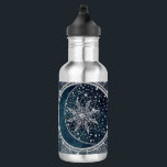 Elegantes Silver Sun Moon Doodle Mandala Blue Desi Edelstahlflasche<br><div class="desc">Dieses wunderschöne, mystische, blaue, silberne und halbmondfarbene Moon Mandala Universe Thema Ästhetische Gestaltung ist perfekt für Wohngestaltung, Alltagsbekleidung oder besondere Anlässe verzaubert Dekoration. Hübsches, weißliches Blau, Silbersonne und Mondmandala-Design mit Blume und Blätter Doodles, Sternen, Punkten, Diamanten, Kreisen, Dreiecken und geometrischen Formen der Meerjungfrau-Skala, mit einer halbmondfarbenen Bühne glühender Mond, einem...</div>