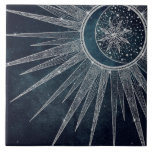 Elegantes Silver Sun Moon Doodle Mandala Blue Desi Fliese<br><div class="desc">Dieses wunderschöne, mystische, blaue, silberne und halbmondfarbene Moon Mandala Universe Thema Ästhetische Gestaltung ist perfekt für Wohngestaltung, Alltagsbekleidung oder besondere Anlässe verzaubert Dekoration. Hübsches, weißliches Blau, Silbersonne und Mondmandala-Design mit Blume und Blätter Doodles, Sternen, Punkten, Diamanten, Kreisen, Dreiecken und geometrischen Formen der Meerjungfrau-Skala, mit einer halbmondfarbenen Bühne glühender Mond, einem...</div>