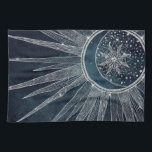 Elegantes Silver Sun Moon Doodle Mandala Blue Desi Geschirrtuch<br><div class="desc">Dieses wunderschöne, mystische, blaue, silberne und halbmondfarbene Moon Mandala Universe Thema Ästhetische Gestaltung ist perfekt für Wohngestaltung, Alltagsbekleidung oder besondere Anlässe verzaubert Dekoration. Hübsches, weißliches Blau, Silbersonne und Mondmandala-Design mit Blume und Blätter Doodles, Sternen, Punkten, Diamanten, Kreisen, Dreiecken und geometrischen Formen der Meerjungfrau-Skala, mit einer halbmondfarbenen Bühne glühender Mond, einem...</div>