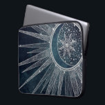 Elegantes Silver Sun Moon Doodle Mandala Blue Desi Laptopschutzhülle<br><div class="desc">Dieses wunderschöne, mystische, blaue, silberne und halbmondfarbene Moon Mandala Universe Thema Ästhetische Gestaltung ist perfekt für Wohngestaltung, Alltagsbekleidung oder besondere Anlässe verzaubert Dekoration. Hübsches, weißliches Blau, Silbersonne und Mondmandala-Design mit Blume und Blätter Doodles, Sternen, Punkten, Diamanten, Kreisen, Dreiecken und geometrischen Formen der Meerjungfrau-Skala, mit einer halbmondfarbenen Bühne glühender Mond, einem...</div>
