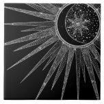 Elegantes Silver Sun Moon Mandala Black Design Fliese<br><div class="desc">Hübsches, weißes, silbergraues Sonne- und Mondmandala-Design mit Blume und Blätter Doodles, Sternen, Punkten, Diamanten, Kreisen, Dreiecksformen, Zickzack, Meerjungstatur, geometrisches Muster, mit einem grauen silberfarbenen und weißen Imitat Glitzer glänzend Glitzern-Textur, mit einer halbmondleuchtenden Bühne, einem mandala Blumen Stern, auf einem dunkelblauen Neonblau Bula, Galaxie Sterne, Mitternacht blauer Hintergrund. Dieses wunderschöne, mystische...</div>