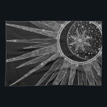 Elegantes Silver Sun Moon Mandala Schwarzes Design Geschirrtuch<br><div class="desc">Hübsches, weißes, silbergraues Sonnenlicht- und Mondmandaladesign mit Blume- und Blätter-Doodles, Sternen, Punkten, Diamanten, Kreisen, Dreiecksformen, Zickzack, mittlerer Skala, geometrischem Muster, mit einem grauen, silberfarbenen und weißen Imitat-Glitzer, der die Glitzern-Textur strahlt, mit einer zarten Bühne, die Mond weht, ein Blumen-Stern, auf dunkelblau Bula, Galaxie Sterne, Mitternacht blauer Hintergrund. Dieses wunderschöne, mystische,...</div>