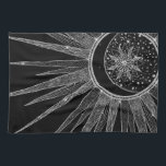 Elegantes Silver Sun Moon Mandala Schwarzes Design Geschirrtuch<br><div class="desc">Hübsches, weißes, silbergraues Sonnenlicht- und Mondmandaladesign mit Blume- und Blätter-Doodles, Sternen, Punkten, Diamanten, Kreisen, Dreiecksformen, Zickzack, mittlerer Skala, geometrischem Muster, mit einem grauen, silberfarbenen und weißen Imitat-Glitzer, der die Glitzern-Textur strahlt, mit einer zarten Bühne, die Mond weht, ein Blumen-Stern, auf dunkelblau Bula, Galaxie Sterne, Mitternacht blauer Hintergrund. Dieses wunderschöne, mystische,...</div>