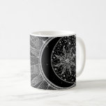 Elegantes Silver Sun Moon Mandala Schwarzes Design Kaffeetasse<br><div class="desc">Hübsches, weißes, silbergraues Sonnenlicht- und Mondmandaladesign mit Blume- und Blätter-Doodles, Sternen, Punkten, Diamanten, Kreisen, Dreiecksformen, Zickzack, mittlerer Skala, geometrischem Muster, mit einem grauen, silberfarbenen und weißen Imitat-Glitzer, der die Glitzern-Textur strahlt, mit einer zarten Bühne, die Mond weht, ein Blumen-Stern, auf dunkelblau Bula, Galaxie Sterne, Mitternacht blauer Hintergrund. Dieses wunderschöne, mystische,...</div>