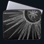 Elegantes Silver Sun Moon Mandala Schwarzes Design Laptopschutzhülle<br><div class="desc">Hübsches, weißes, silbergraues Sonnenlicht- und Mondmandaladesign mit Blume- und Blätter-Doodles, Sternen, Punkten, Diamanten, Kreisen, Dreiecksformen, Zickzack, mittlerer Skala, geometrischem Muster, mit einem grauen, silberfarbenen und weißen Imitat-Glitzer, der die Glitzern-Textur strahlt, mit einer zarten Bühne, die Mond weht, ein Blumen-Stern, auf dunkelblau Bula, Galaxie Sterne, Mitternacht blauer Hintergrund. Dieses wunderschöne, mystische,...</div>