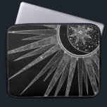 Elegantes Silver Sun Moon Mandala Schwarzes Design Laptopschutzhülle<br><div class="desc">Hübsches, weißes, silbergraues Sonnenlicht- und Mondmandaladesign mit Blume- und Blätter-Doodles, Sternen, Punkten, Diamanten, Kreisen, Dreiecksformen, Zickzack, mittlerer Skala, geometrischem Muster, mit einem grauen, silberfarbenen und weißen Imitat-Glitzer, der die Glitzern-Textur strahlt, mit einer zarten Bühne, die Mond weht, ein Blumen-Stern, auf dunkelblau Bula, Galaxie Sterne, Mitternacht blauer Hintergrund. Dieses wunderschöne, mystische,...</div>