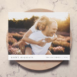 Elegantes Simple Sage Green Minimal Weihnachts-Fot Feiertagskarte<br><div class="desc">Eine stilvolle Foto-Grußkarte mit klassischer Typografie "Happy Holidays" in Schwarz auf einem schlichten, minimalistisch-weißen Hintergrund mit einer weichen, grün Farbgebung auf der Rückseite. Foto, Name und Gruß lassen sich einfach für eine persönliche Touch anpassen. Ein einfaches, minimalistisches und zeitgenössisches Weihnachtsdesign, das sich in dieser Urlaubssaison auszeichnet! Das abgebildete Bild dient...</div>