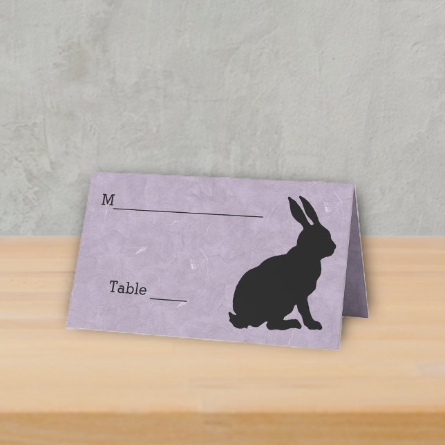 Elegantes Sitzkaninchen in schwarzer Silhouette Li Platzkarte (sitting black silhouette rabbit on marbled light purple table standing place card.)