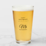 Elegantes Skript Anpassbarer Name Mr. Anniversary Glas<br><div class="desc">Heben Sie mit diesem personalisierten Glaswäscher einen Toast auf Ihre Liebe. Mit dem Namen des geliebten "Mr." in schöner fließender Schrift und dem Familiennamen darunter gedruckt. Der "Happy Anniversary"-Druck an der Spitze trägt zum Thema der Veranstaltung bei. Die Rückseite des Tauschers hat die süße Botschaft von "Beifall zu unserer Liebe"...</div>