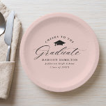 Elegantes Skript Blush Pink-Anruf zum Graduate Pappteller<br><div class="desc">Elegante Abschluss-Papier-Teller mit einem Graduierungspapier mit der Phrase "Cheers to the Graduate" in einem schwarzen Kalligraphieskript auf einem rot-rosa Hintergrund. Personalisieren Sie die modernen Abschluss-Papier-Teller mit dem Namen des Absolventen,  Schulname und Abschluss Jahr. Die einfachen Abschluss-Teller sind ideal für Ihr High School- oder Uni-Abschluss-Party.</div>