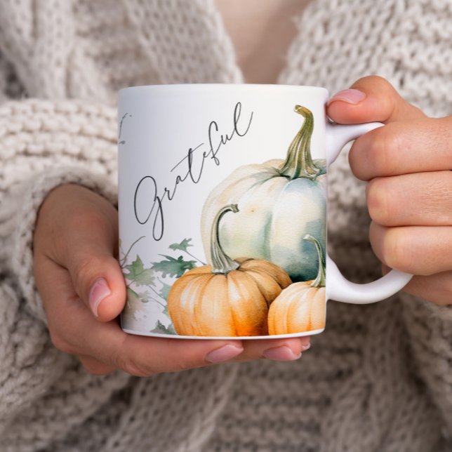 Elegantes Skript Dankbare rustikale Pumpkin-Tasse Kaffeetasse (An elegant script grateful rustic fall pumpkin nug.)