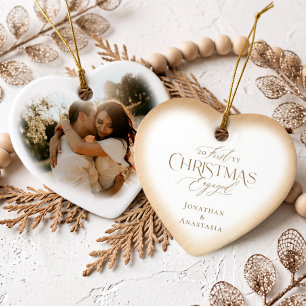 Elegantes Skript Erstes Weihnachten Verlobt Herz F Keramik Ornament