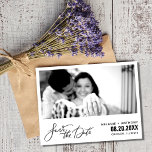 Elegantes Skript-Foto Hochzeit Speichern Sie das D Ankündigungspostkarte<br><div class="desc">Unser elegantes Script-Foto Wedding Save the Date Postcard ist eine stilvolle Möglichkeit, Ihren besonderen Tag mit einer Touch von Raffinesse bekannt zu geben. An der Vorderseite der Postkarte befindet sich ein wunderschöner Script-Schriftart, der "Save the Date" ankündigt, und Ihr Lieblings-Verlobung-Foto nimmt die zentrale Bühne ein und strahlt Wärme und Freude...</div>