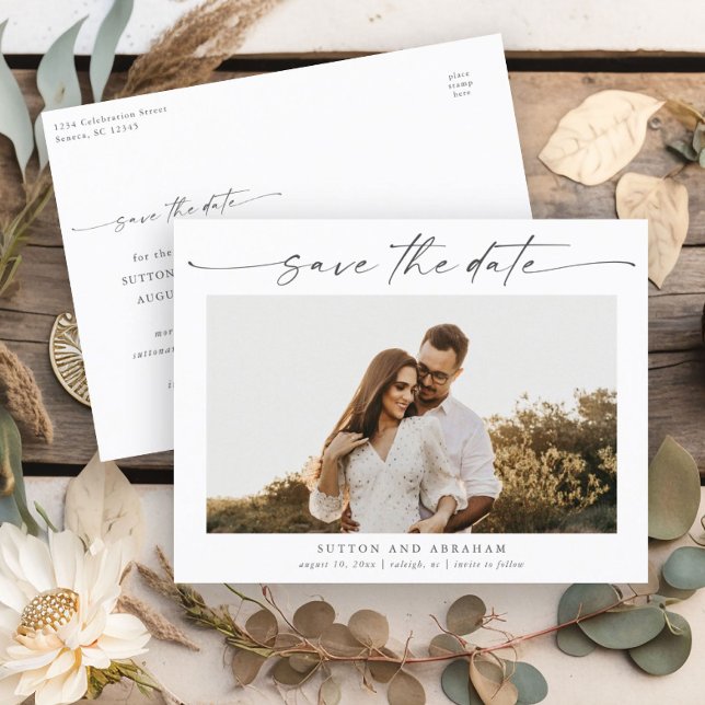 Elegantes Skript-Foto Hochzeit Speichern Sie das D Ankündigungspostkarte (An elegant minimal photo wedding save the date postcard with modern handwritten script typography.)