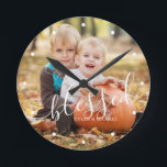 Elegantes Skript "Gesegnet" Benutzerdefiniertes Fo Runde Wanduhr<br><div class="desc">Fügen Sie Ihr Lieblings-Foto aus Ihrem letzten Urlaub,  Hochzeit oder besondere Anlass.</div>