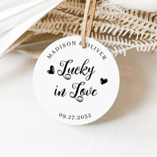 Elegantes Skript-Herzen Lucky in Love Hochzeitsgun Runder Aufkleber
