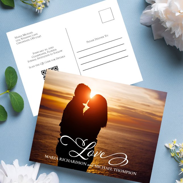 Elegantes Skript Hochfahren Speichern des benutzer Ankündigungspostkarte (Wedding save the date postcard template with "love" script typography. )