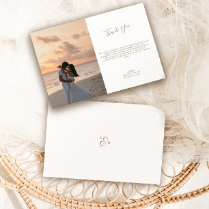 Elegantes Skript Mocha Monogramm Hochzeitsfoto Dankeskarte