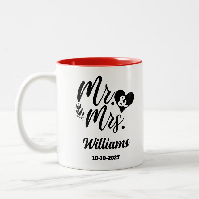 Elegantes Skript Mr. & Mrs. Nachname Neu verheirat Zweifarbige Tasse (Links)