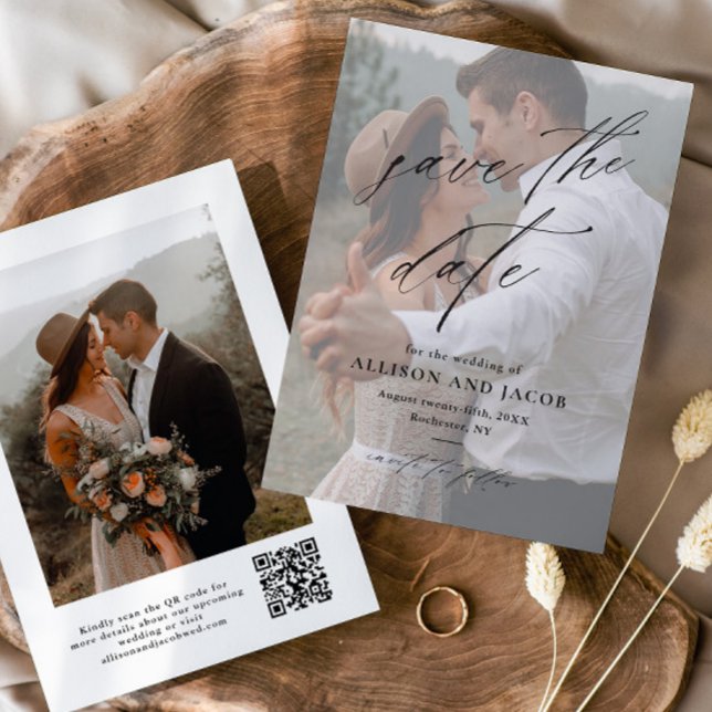 Elegantes Skript-QR-Code-Hochzeitsfoto Save The Date (Elegant handwritten script 2 photo wedding QR code save the date cards.)