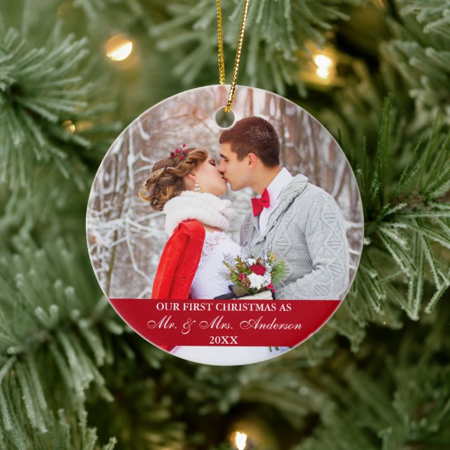 Elegantes Skript Unser erstes Weihnachtsrot Keramik Ornament (Baum)