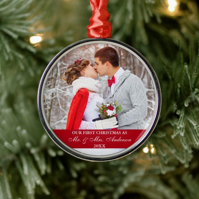 Elegantes Skript Unser erstes Weihnachtsrot Ornament Aus Metall (Baum)