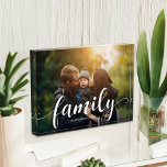 Elegantes Skriptüberlagerungs-Foto "Family" Fotoblock<br><div class="desc">Elegantes Script "Family" Overlay Foto Design.</div>