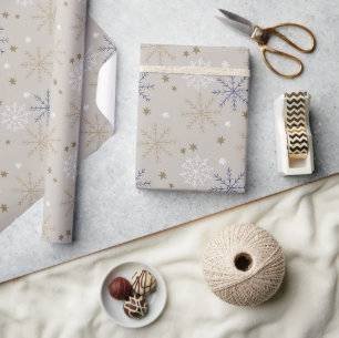 Elegantes Snowflake-Muster Beige Geschenkpapier
