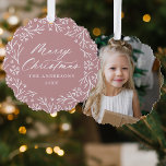 Elegantes Snowflake Wreath Rose Foto Ornament Karte<br><div class="desc">Elegante Urlaubskarte mit "Frohe Weihnachten" in einem weißen Kalligrafieschrift, umgeben von einem Kranz aus Schneeflocken und Kiefernästen auf einem staubigen Hintergrund der Rose. Personalisieren Sie die Vorderseite der Schmuckkarte, indem Sie Ihren Familiennamen und das Jahr hinzufügen. Die Rückseite des Papierschmucks mit Ihrem Lieblings-Foto macht es zum perfekten Zuhause für Freunde...</div>
