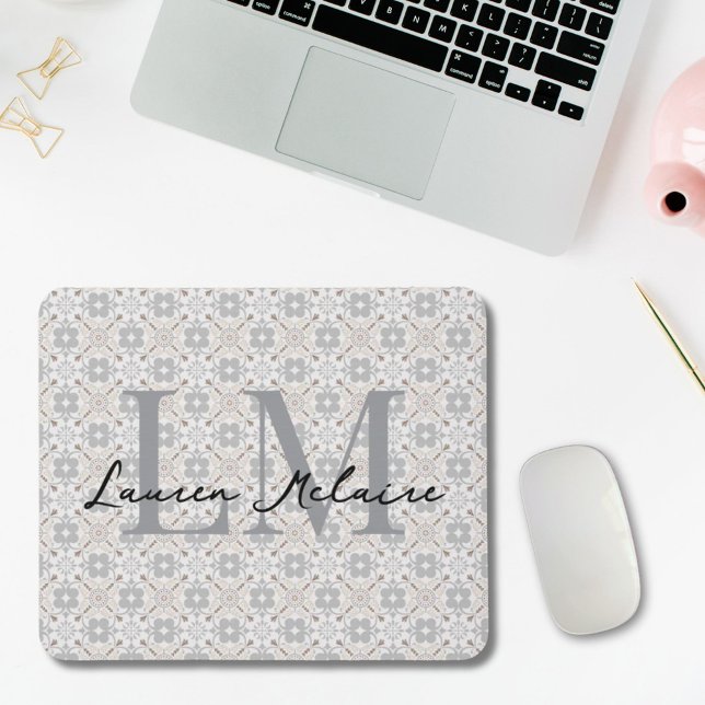 Elegantes spanisches Fliesen-Monogramm-Schriftname Mousepad (mousepad with elegant spanish tile design and custom monogram and script name personalization)