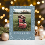 Elegantes Star Frame Deep Dusty Blue One Foto Feiertagskarte<br><div class="desc">*Anpassen Sie die Farben mit dem Bearbeitungswerkzeug - Hintergrund,  Sternrahmen und Textfarben sind alle anpassbar! Diese elegante Urlaubsfotokarte besticht durch einen wunderschönen Rahmen von zarten Sternen auf einem glasklarem,  blauen Hintergrund mit einem senkrechten Single und klassischer Typografie.</div>
