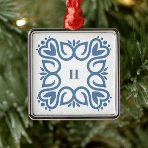 Elegantes Staubblau-Monogramm-Skript Ornament Aus Metall