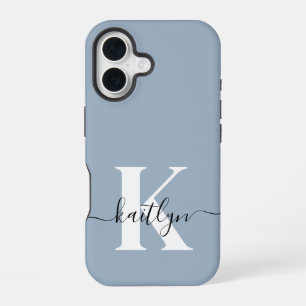 Elegantes staubblaues Skript-Monogramm iPhone 16 Hülle