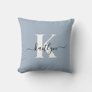 Elegantes staubblaues Skript-Monogramm Kissen