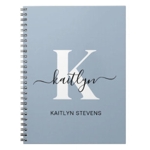 Elegantes staubblaues Skript-Monogramm Notizblock