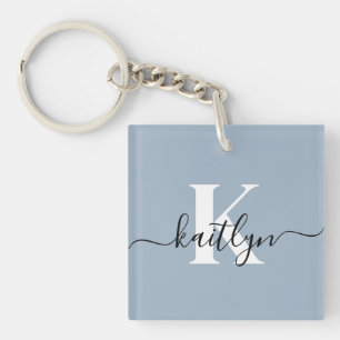 Elegantes staubblaues Skript-Monogramm Schlüsselanhänger