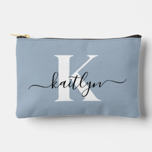 Elegantes staubblaues Skript-Monogramm Zubehörtasche