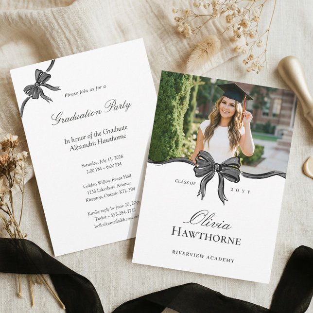 Elegantes stilvolles schwarzes Schleifenband Foto  Einladung (Elegant Stylish Black Bow Ribbon Photo Graduation Invitation)