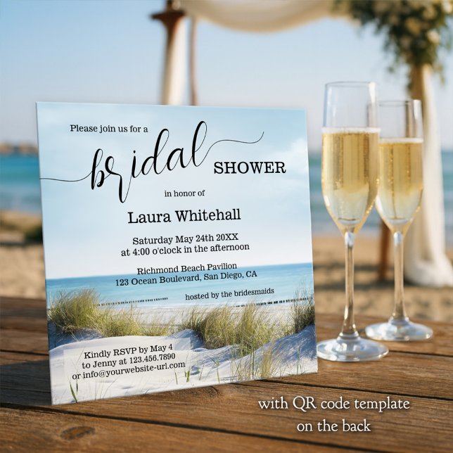 Elegantes Strand-Brautabschied-Skript Einladung (Beach bridal shower invitation showing a view from the dunes over the ocean - with QR code template)